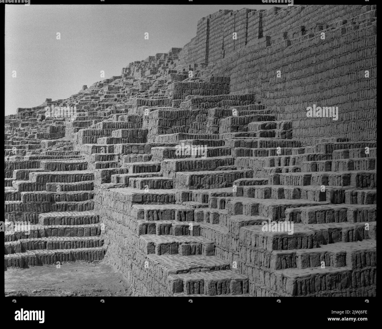 Antica scalinata di pietra di Huaca Pucllana, Lima, Perù Foto Stock