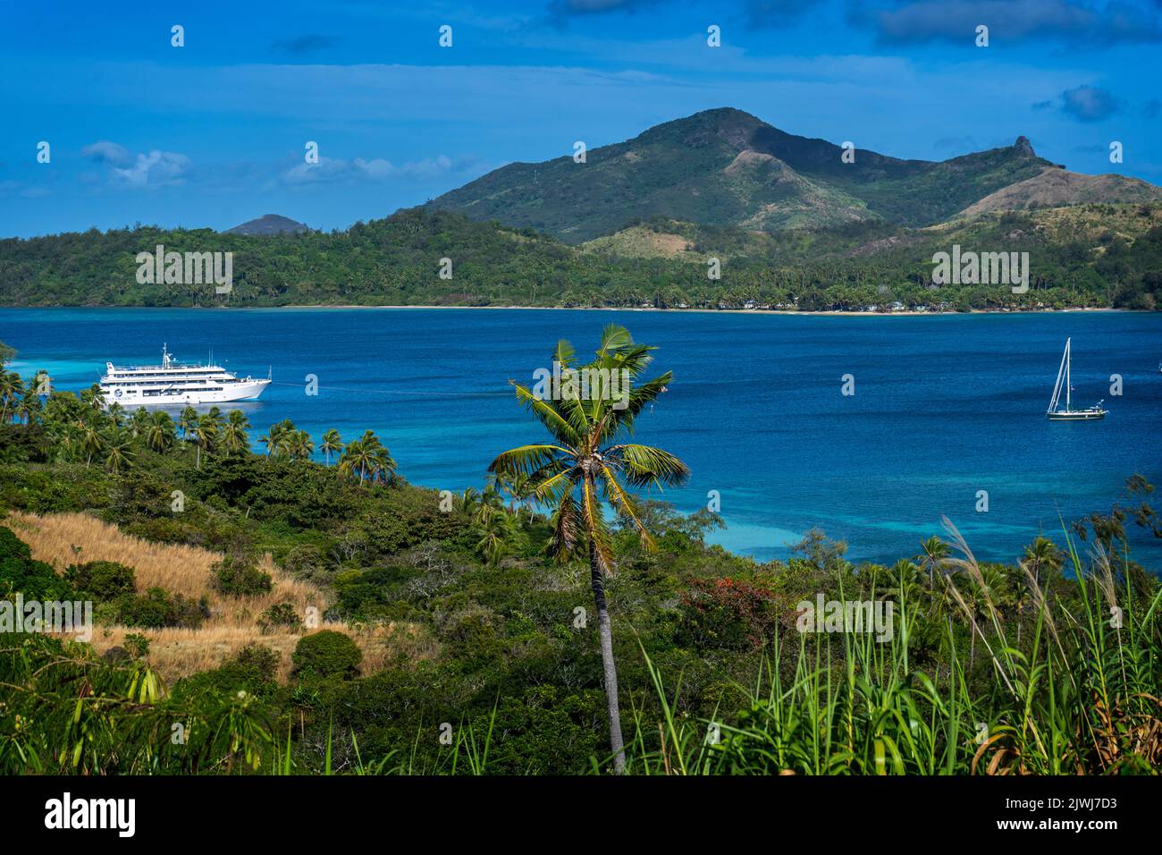 Nave da crociera ancorata alla Laguna Blu al largo dell'Isola di Nanuya, Gruppo Yasawa, Fiji Foto Stock