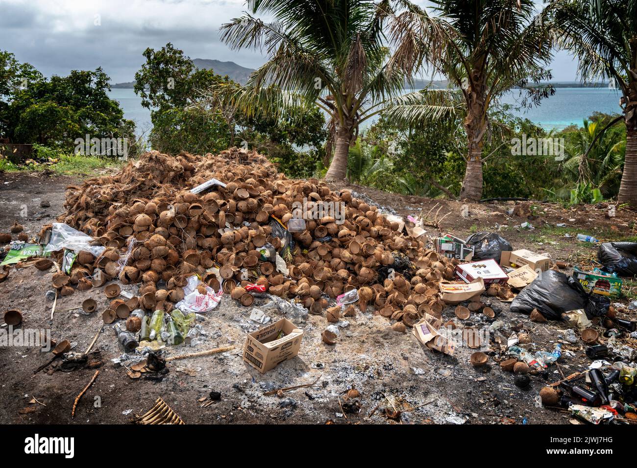 Svuotare le conchiglie di cocco sul cumulo di rifiuti dopo essere stato lavorato per far rimuovere il copra. Isola di Yasawa, Figi Foto Stock