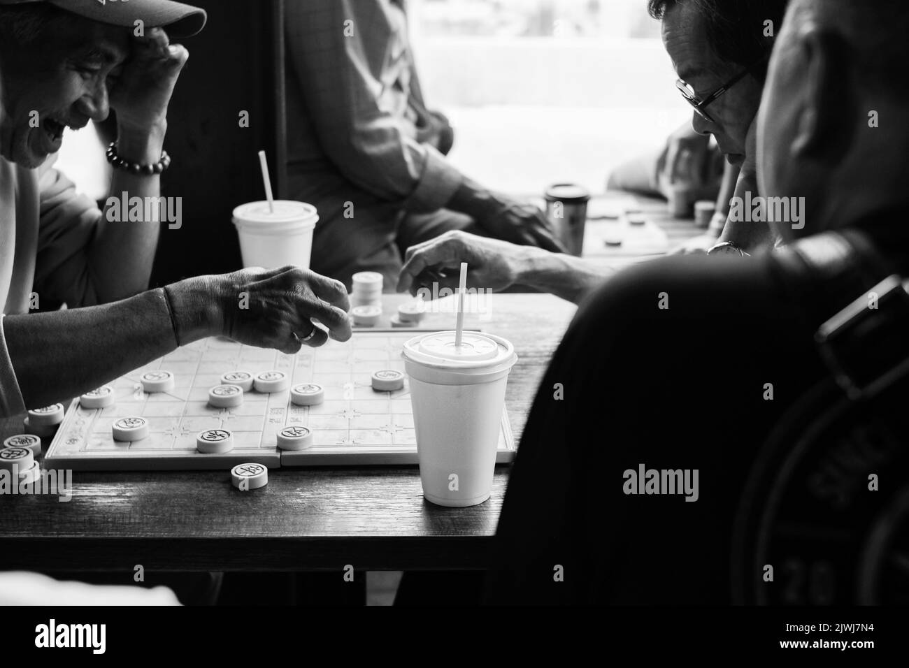 Uomini vietnamiti che giocano una partita di cờ tướng (alias Xiangqi, o scacchi cinesi) a Cabramatta — Sydney, Australia Foto Stock