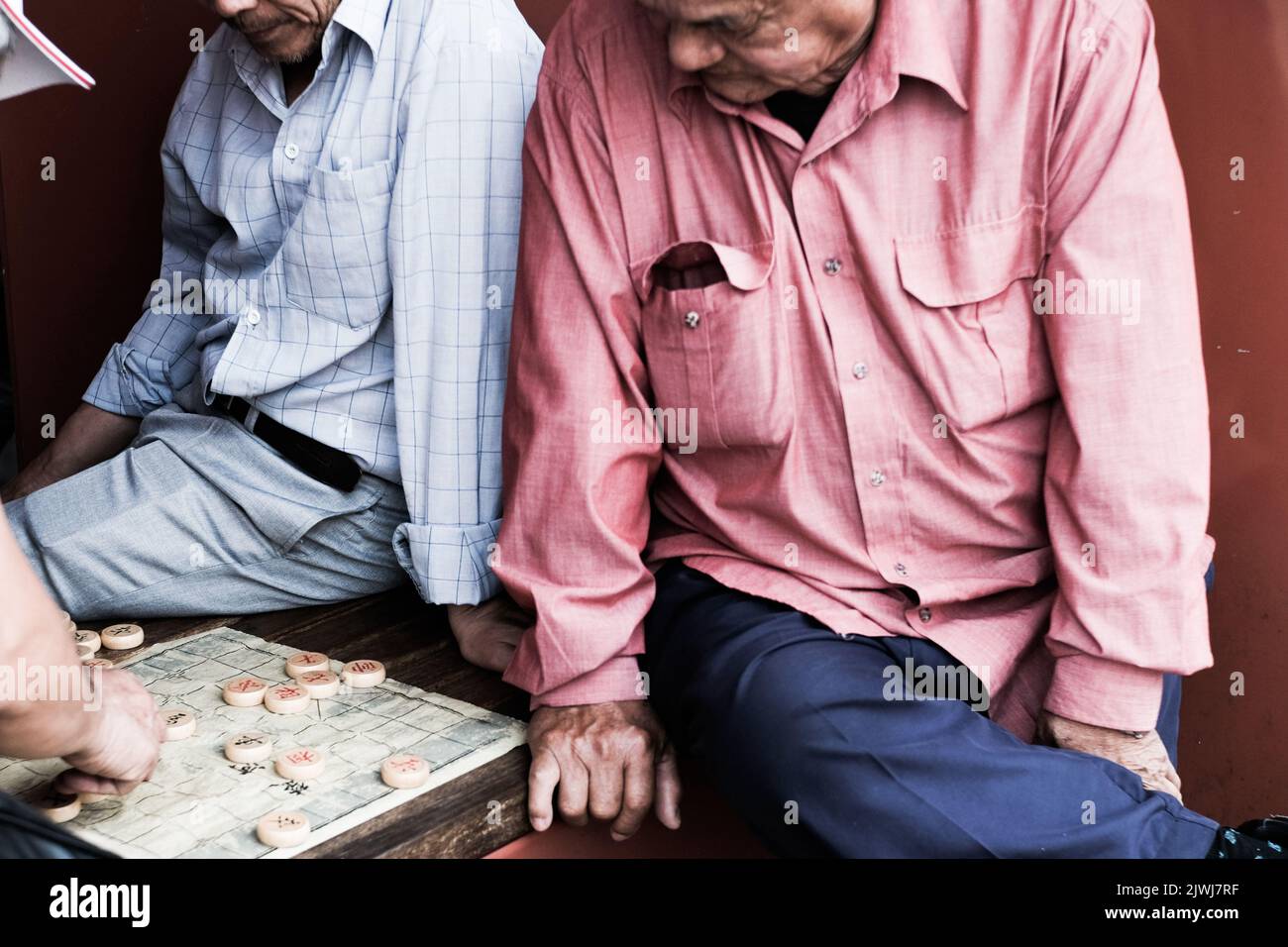 Uomini vietnamiti che giocano una partita di cờ tướng (alias Xiangqi, o scacchi cinesi) a Cabramatta — Sydney, Australia Foto Stock