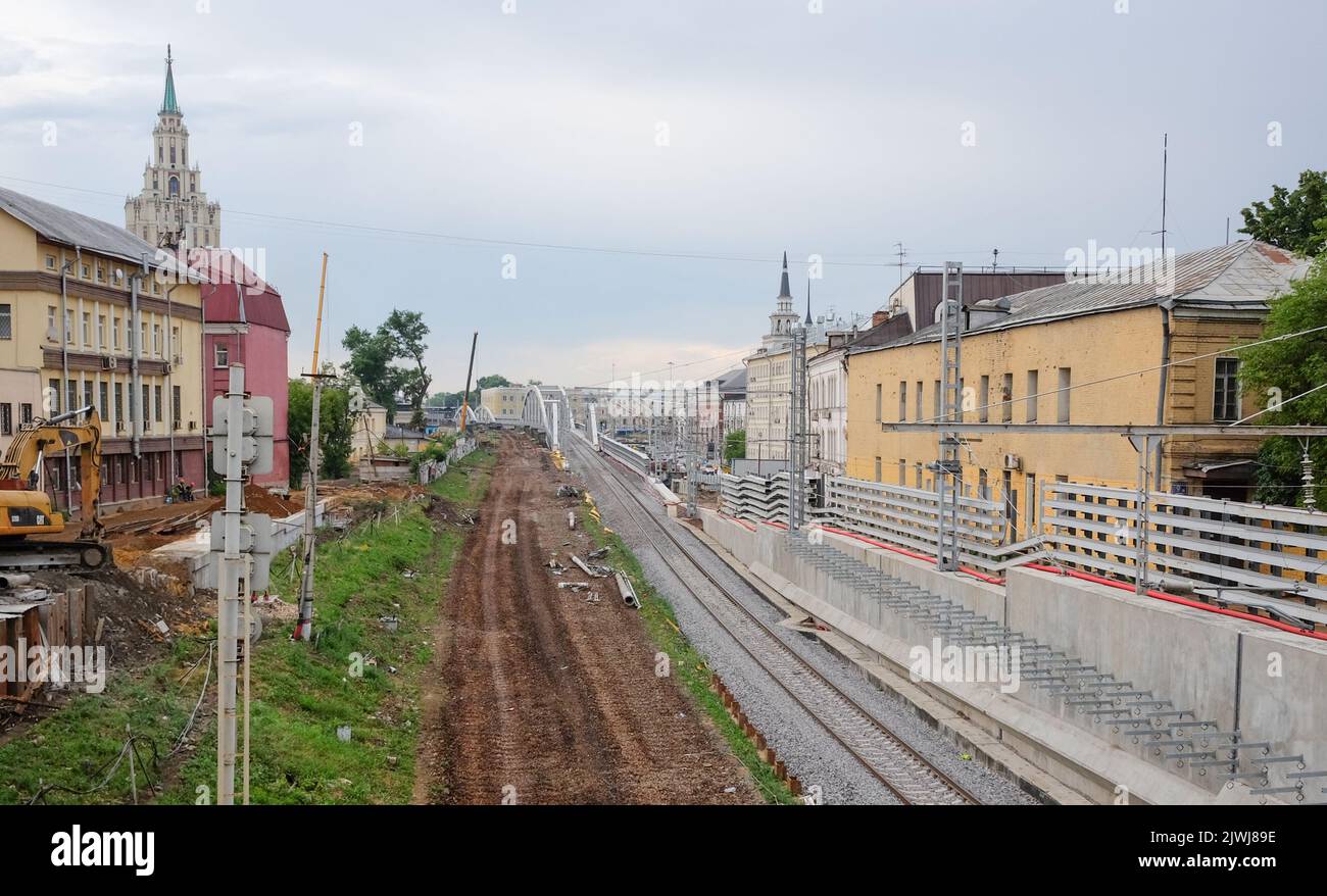 15 luglio 2021, Mosca, Russia. Ricostruzione del tratto ferroviario tra le stazioni di Kurskaya e Kalanchevskaya nella capitale russa. Foto Stock