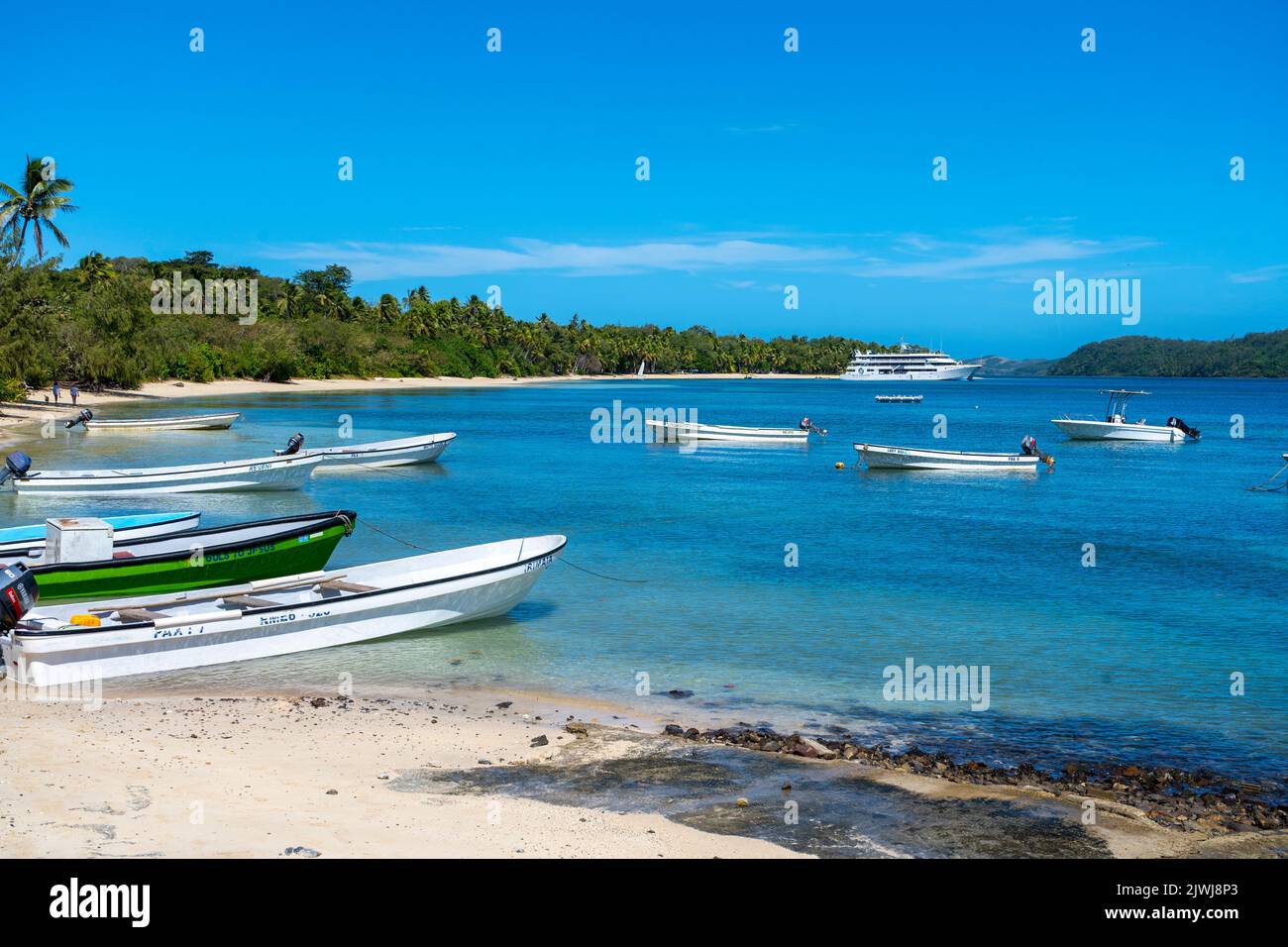 Piccole barche usate dalla gente del posto per il trasporto tra le isole ancorate alla spiaggia all'Isola di Nanuya, Yasawa Group, Fiji Foto Stock