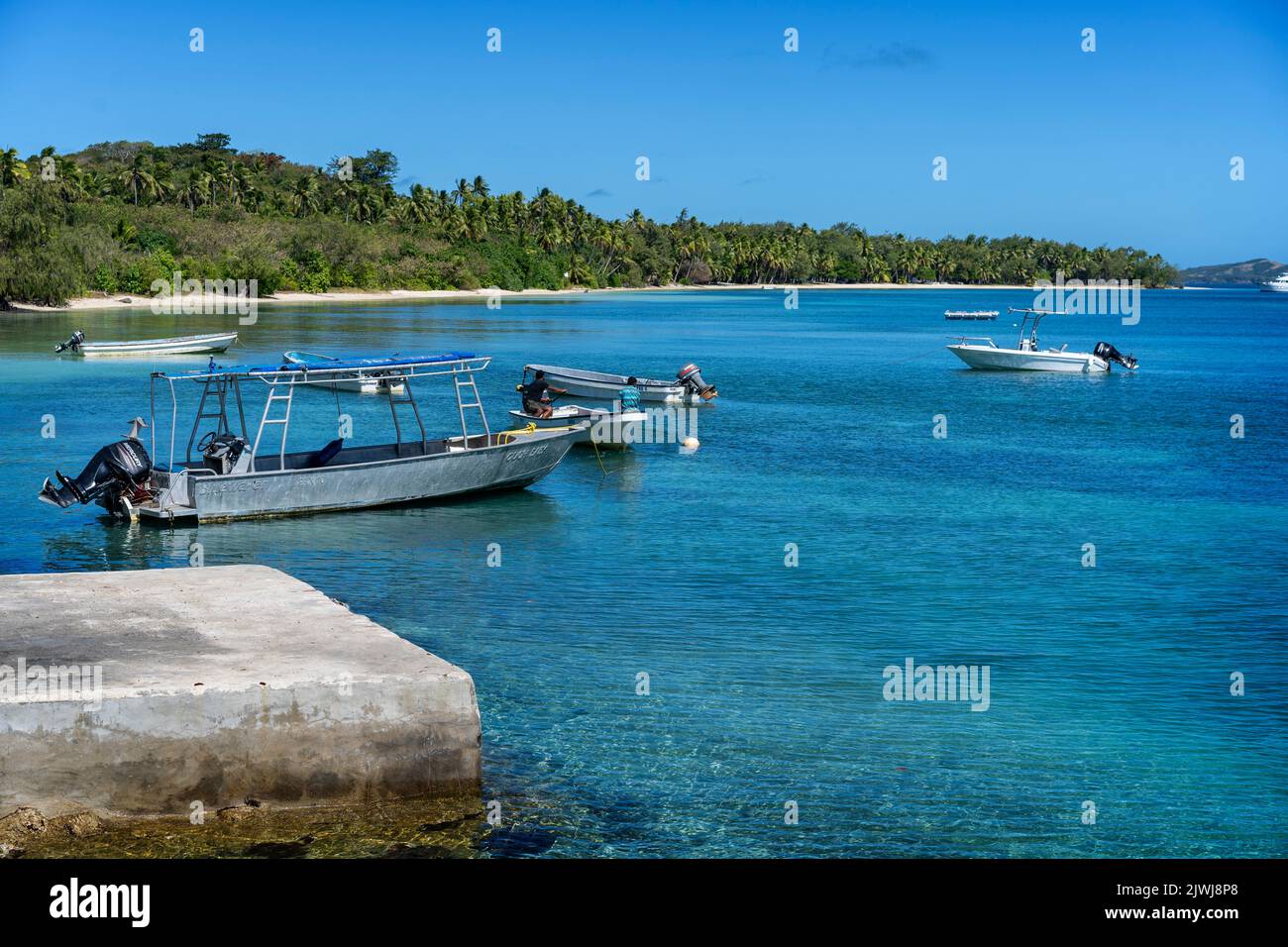 Piccole barche usate dalla gente del posto per il trasporto tra le isole ancorate alla spiaggia all'Isola di Nanuya, Yasawa Group, Fiji Foto Stock