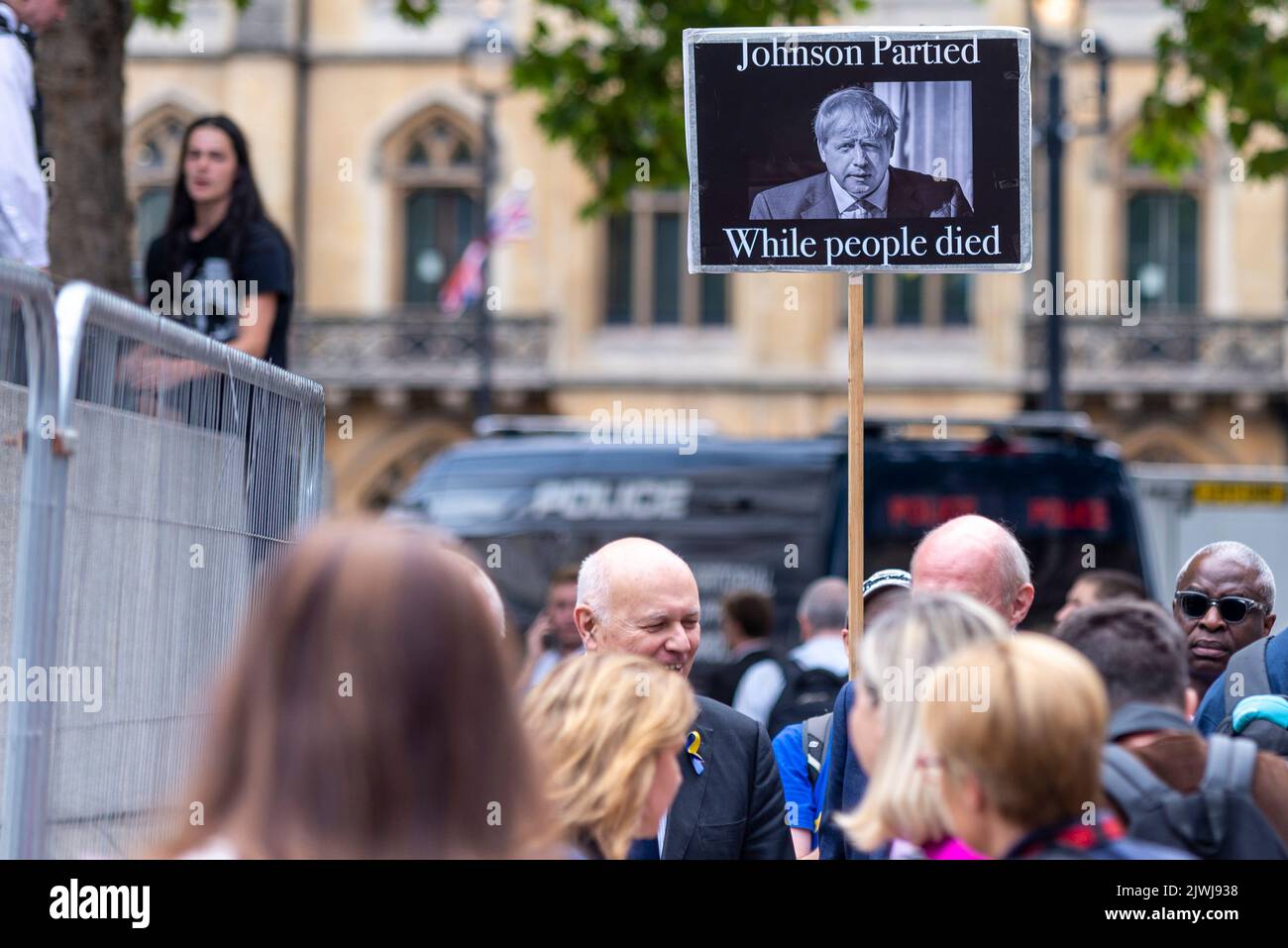 Manifestanti al di fuori del Centro Queen Elizabeth II durante l'annuncio della leadership conservatrice. Boris Johnson COVID 19 cartellone Partygate Foto Stock