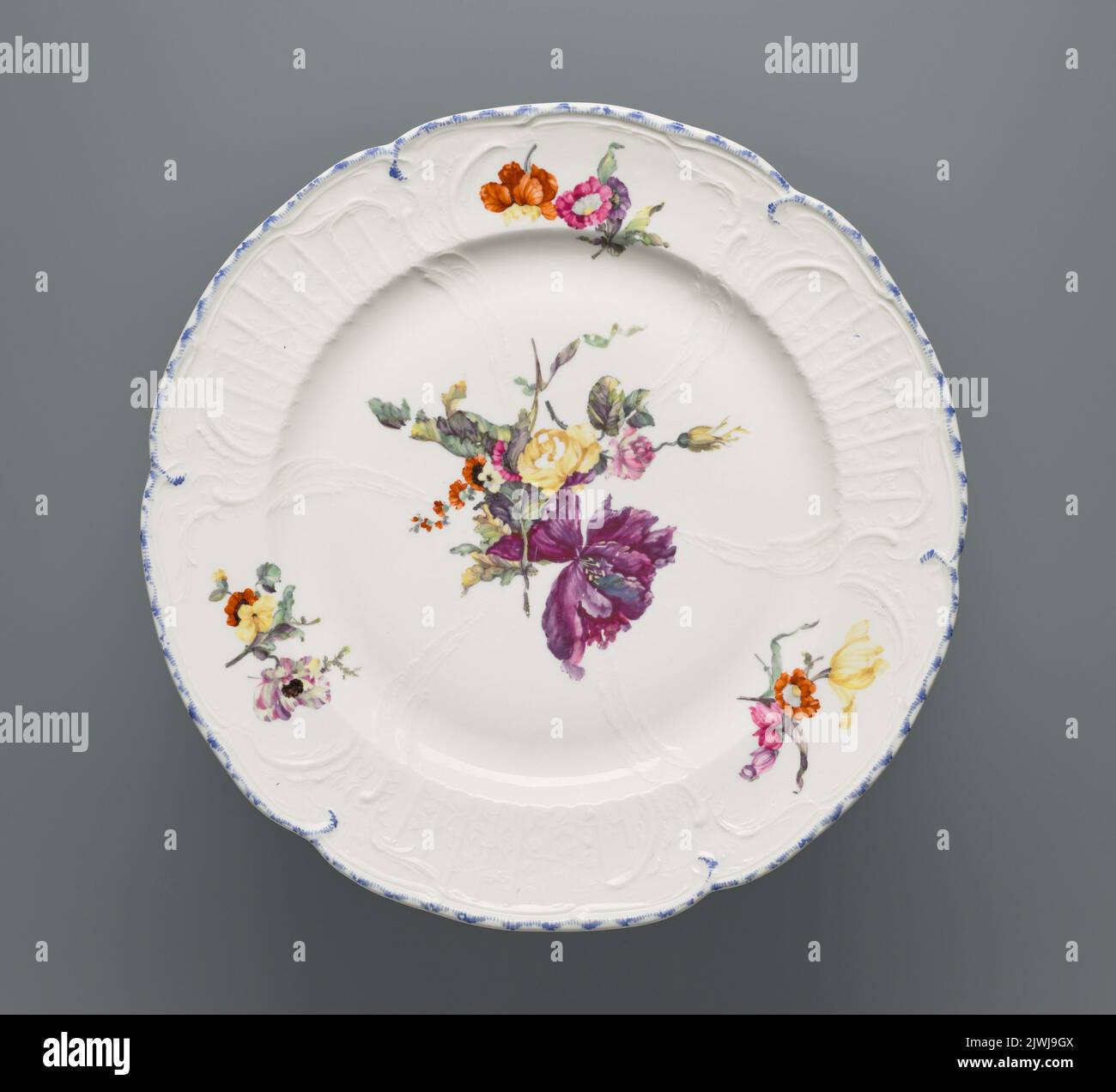 Piatto con un rilievo e fiori. Koenigliche Porzellan Manufaktur - KPM (Berlino; 1763-1918), fabbrica Foto Stock