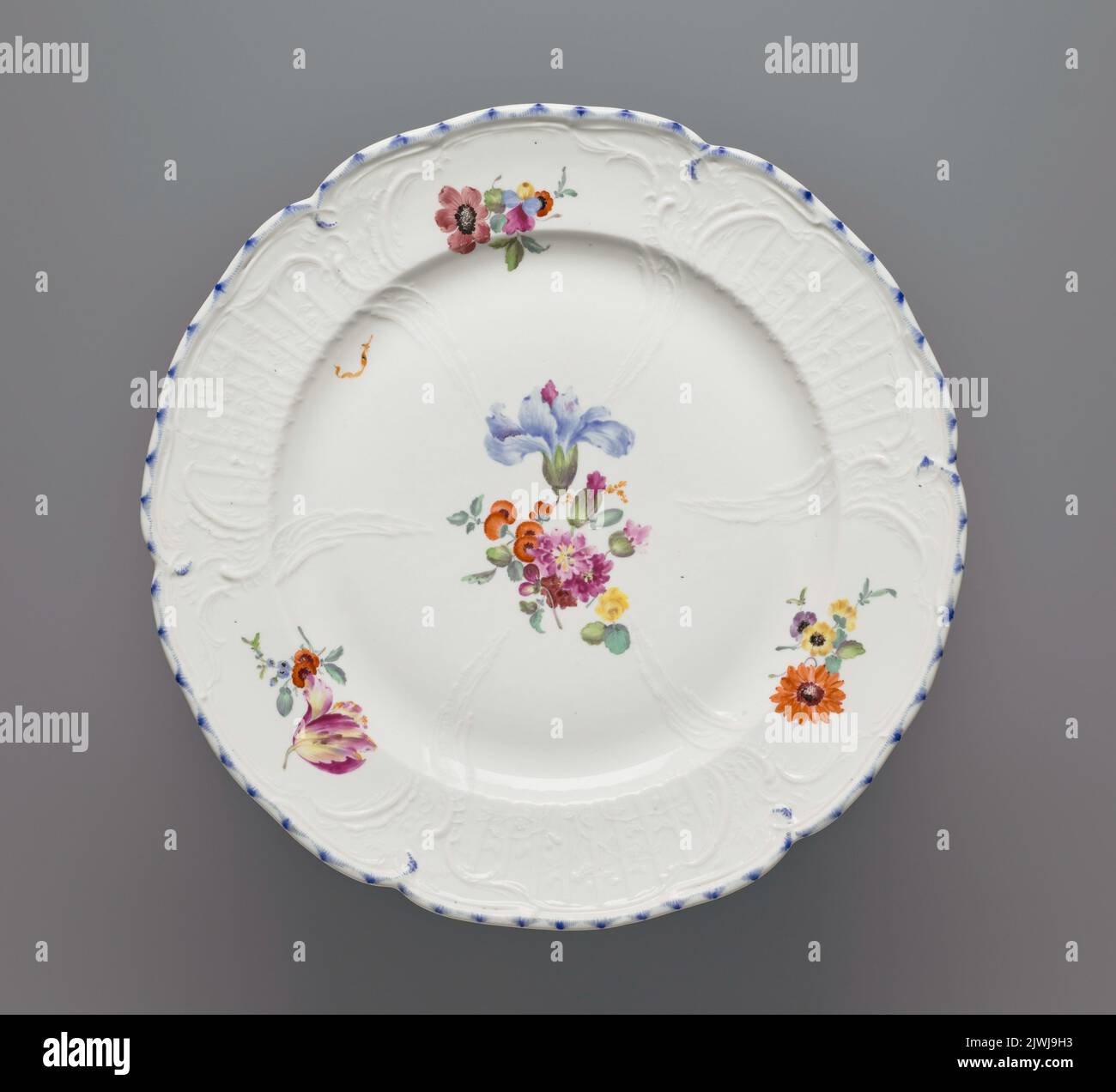Piatto con un rilievo e fiori. Koenigliche Porzellan Manufaktur - KPM (Berlino; 1763-1918), fabbrica Foto Stock