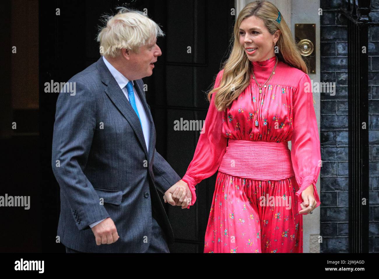 Londra, Regno Unito, 06th settembre 2022. Boris e Carrie Johnson. Boris Johnson, primo ministro britannico uscente, consegna un discorso di addio fuori 10 Downing Street a Westminster la sua ultima mattina in carica, quindi ringrazia il suo staff, i colleghi e la moglie Carrie prima di lasciare Downing Street per l'ultima volta e viaggiare a Balmoral per il suo pubblico con la Regina. Credit: Imageplotter/Alamy Live News Foto Stock