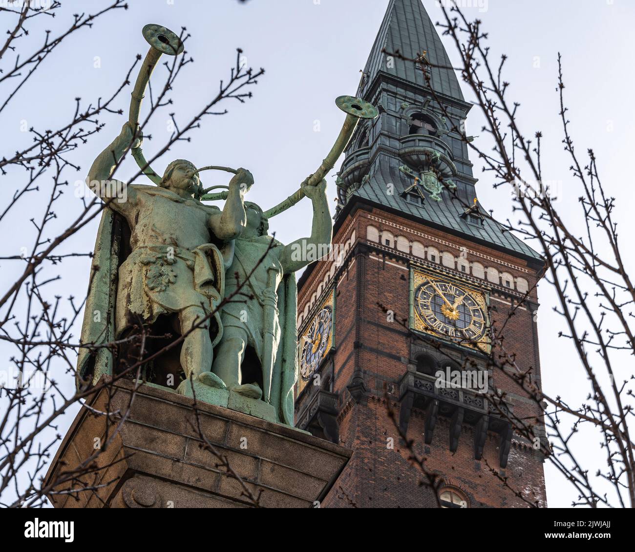Il monumento Lur Blowers si trova vicino al Municipio di Copenhagen. Scultura in bronzo di due lur player in cima ad una colonna alta. Copenaghen, Danimarca Foto Stock