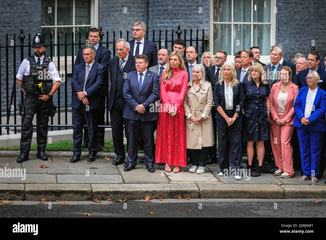 Londra, Regno Unito, 06th settembre 2022. Carrie Johnson e gli altri guardano. Boris Johnson, primo ministro britannico uscente, consegna un discorso di addio fuori 10 Downing Street a Westminster la sua ultima mattina in carica, quindi ringrazia il suo staff, i colleghi e la moglie Carrie prima di lasciare Downing Street per l'ultima volta e viaggiare a Balmoral per il suo pubblico con la Regina. Credit: Imageplotter/Alamy Live News Foto Stock