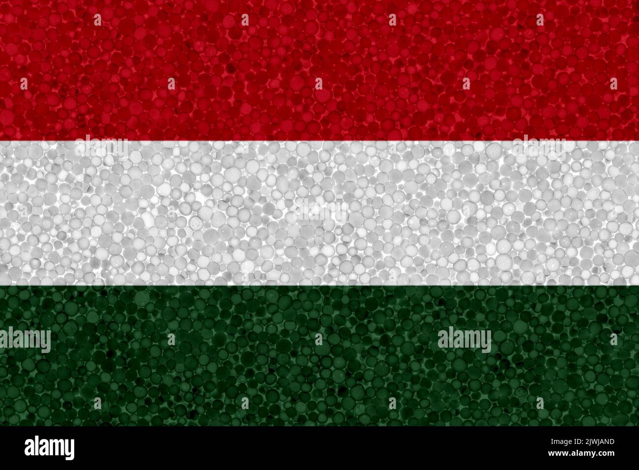 Bandiera dell'Ungheria sulla consistenza del polistirolo. Bandiera nazionale dipinta sulla superficie del polistirolo Foto Stock