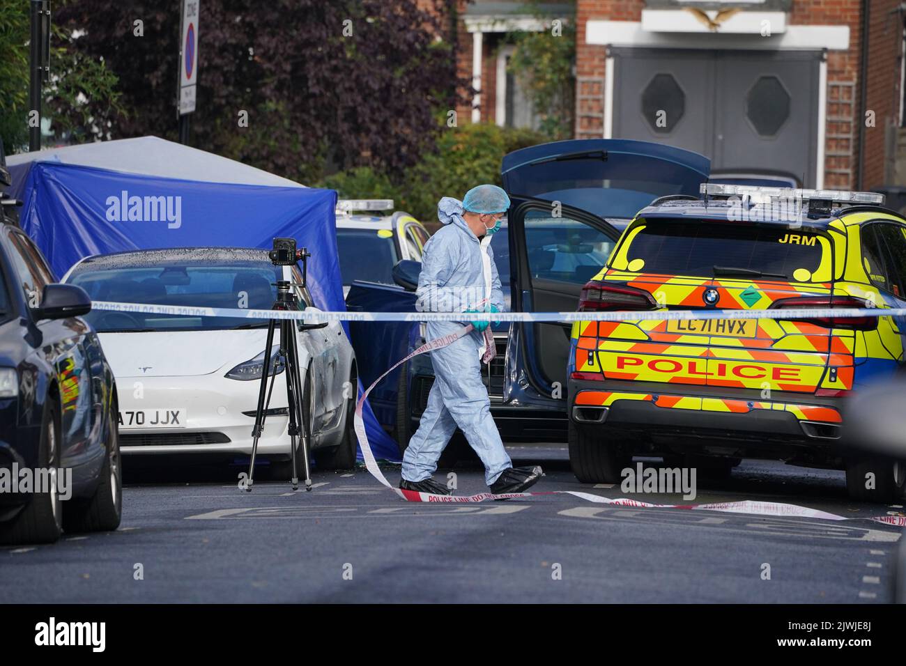 Un ufficiale di medicina legale nella scena a Kirkstall Gardens, Streatham Hill, a sud di Londra, dove un uomo è stato ucciso da ufficiali armati della polizia metropolitana dopo un inseguimento il lunedì sera. L'uomo, creduto di essere nel suo 20s, è morto in ospedale. Data immagine: Martedì 6 settembre 2022. Foto Stock