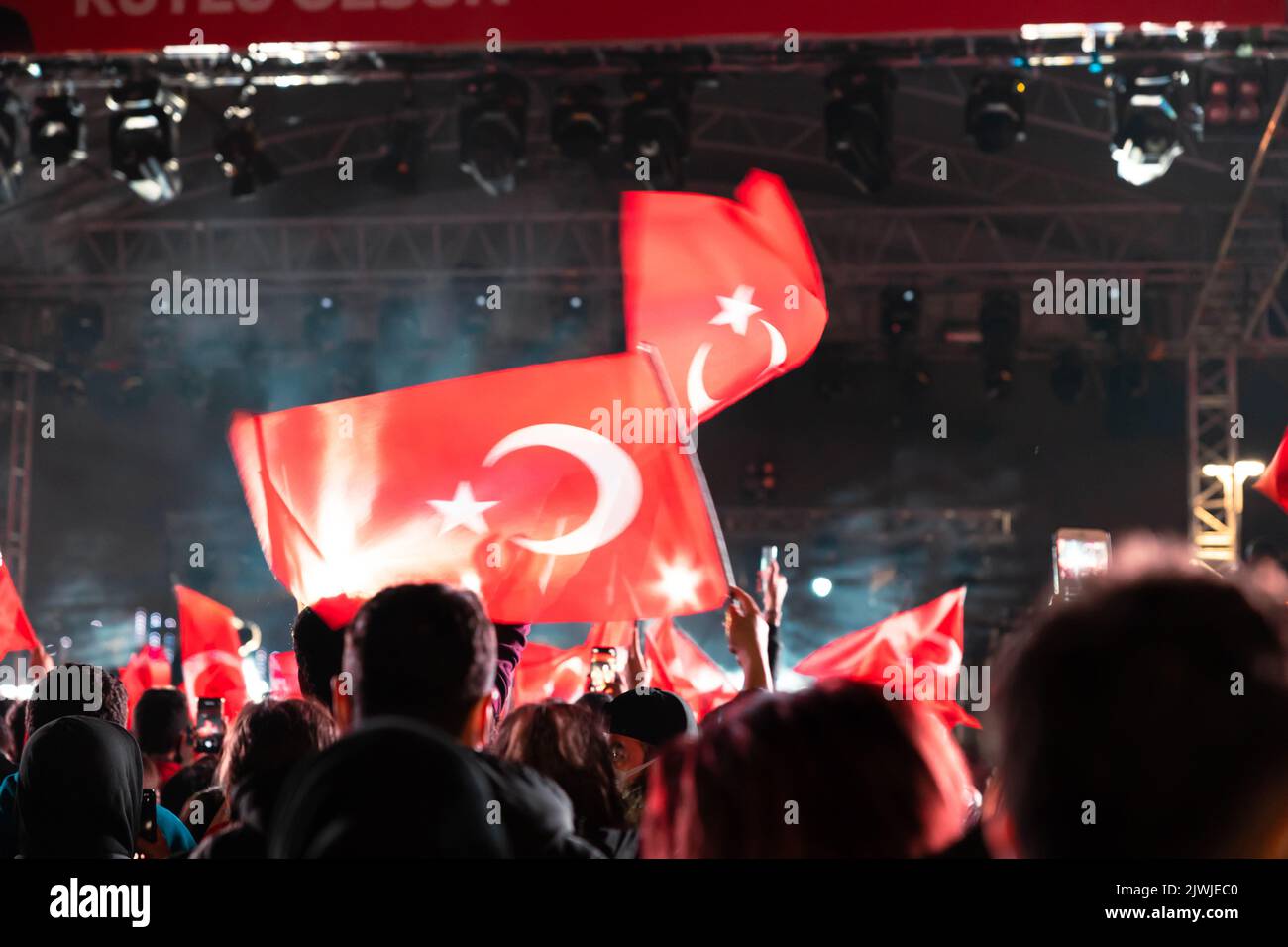 I turchi sventolano la bandiera turca durante l'evento notturno. 29th ottobre republic Day o letteralmente in turco 29 ekim cumhuriyet bayrami foto di sfondo. Nois Foto Stock