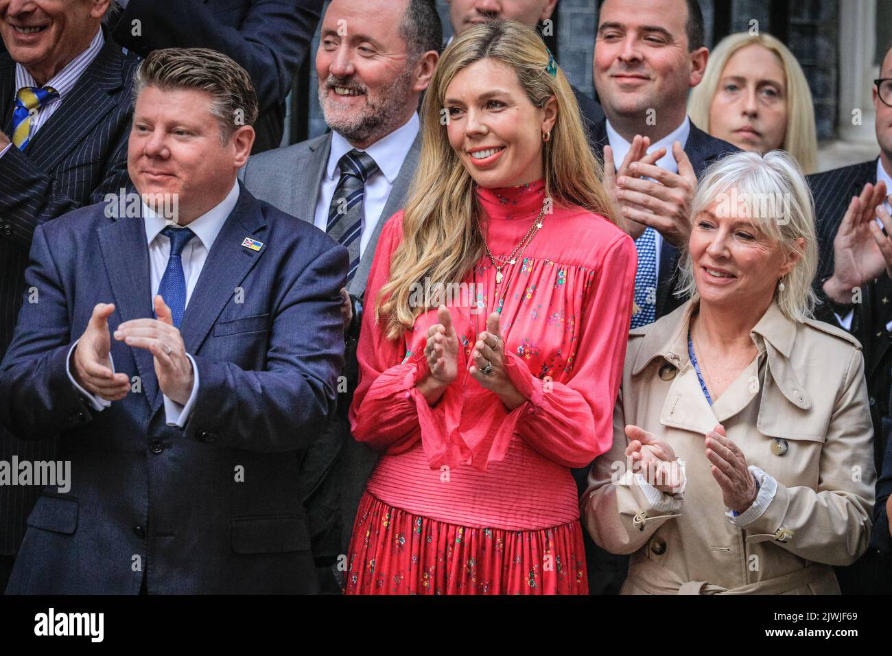 Londra, Regno Unito. 06th settembre 2022. Carrie Johnson (in abito rosa) aggrappando il marito. Boris Johnson, primo ministro britannico uscente, consegna un discorso di addio fuori 10 Downing Street a Westminster la sua ultima mattina in carica, quindi ringrazia il suo staff, i colleghi e la moglie Carrie prima di lasciare Downing Street per l'ultima volta e viaggiare a Balmoral per il suo pubblico con la Regina. Credit: Imageplotter/Alamy Live News Foto Stock