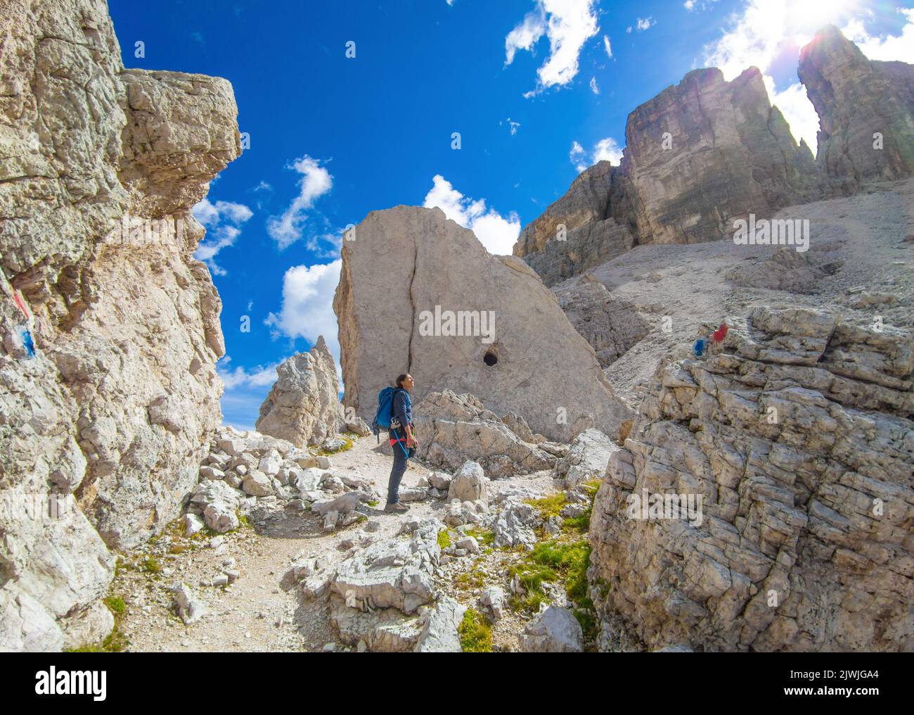 Dolomiti (Italia) - una veduta panoramica della catena montuosa delle Dolomiti, sito UNESCO, Veneto e Trentino Alto Adige. Qui Tofana di Rozes con Ferrata Lipella Astaldi Foto Stock