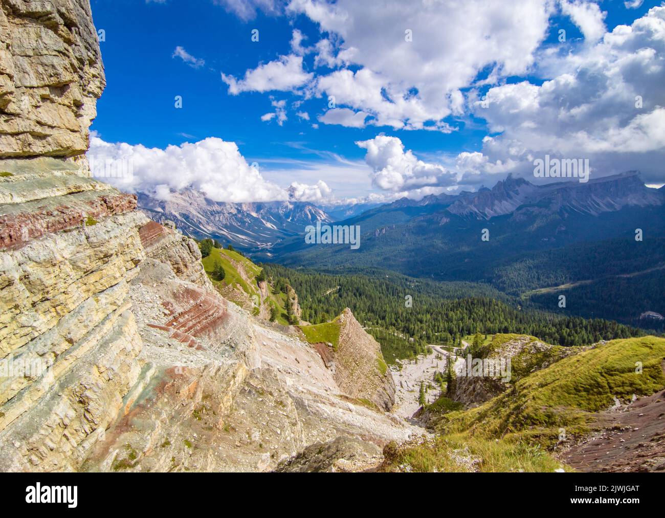 Dolomiti (Italia) - una veduta panoramica della catena montuosa delle Dolomiti, sito UNESCO, Veneto e Trentino Alto Adige. Qui Tofana di Rozes con Ferrata Lipella Astaldi Foto Stock