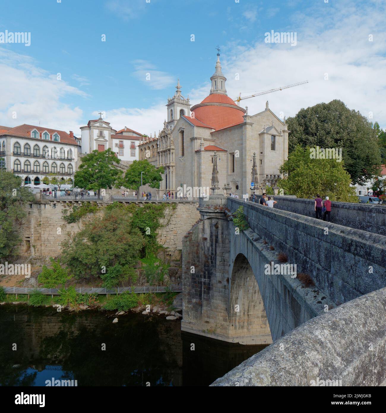 Fiume Tâmega, ponte e chiesa nella città di Amarante in Portogallo, famosa per i suoi dolci fallici! Foto Stock