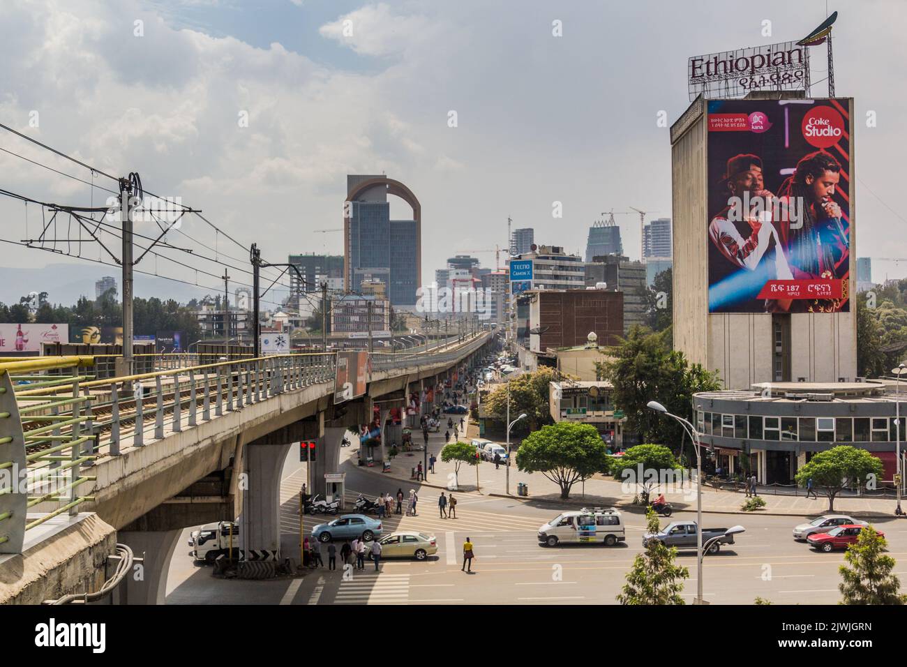 ADDIS ABEBA, ETIOPIA - 3 APRILE 2019: Sezione elevata della ferrovia leggera a piazza Meskel ad Addis Abeba, Etiopia Foto Stock