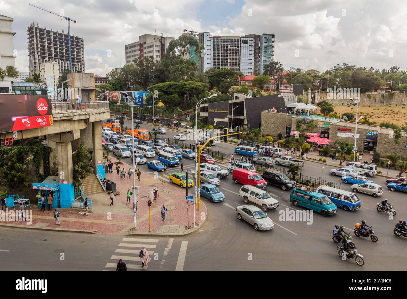 ADDIS ABEBA, ETIOPIA - 4 APRILE 2019: Traffico sulla strada dell'aeroporto di fronte al Red Terror Martyrs Memorial Museum ad Addis Abeba, Etiopia Foto Stock