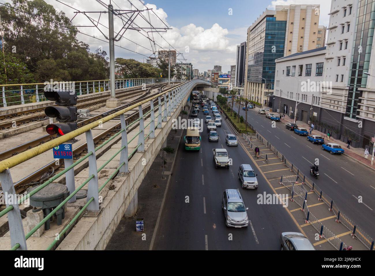 ADDIS ABEBA, ETIOPIA - 3 APRILE 2019: Sezione elevata della ferrovia leggera a piazza Meskel ad Addis Abeba, Etiopia Foto Stock