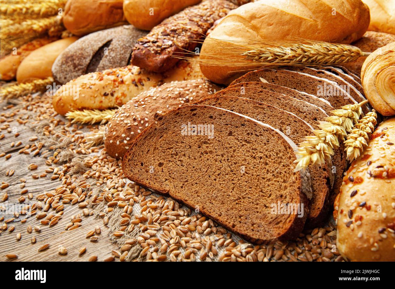 Diversi tipi di grani di grano da pane e spikelets Foto Stock