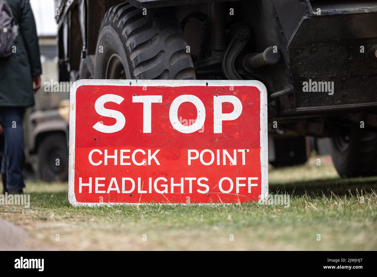 Posto di controllo militare ucraino con veicolo del personale blindato del carro armato sul bordo dell'Ucraina. Punto di controllo fermata segno rosso equipaggiamento militare. Foto Stock