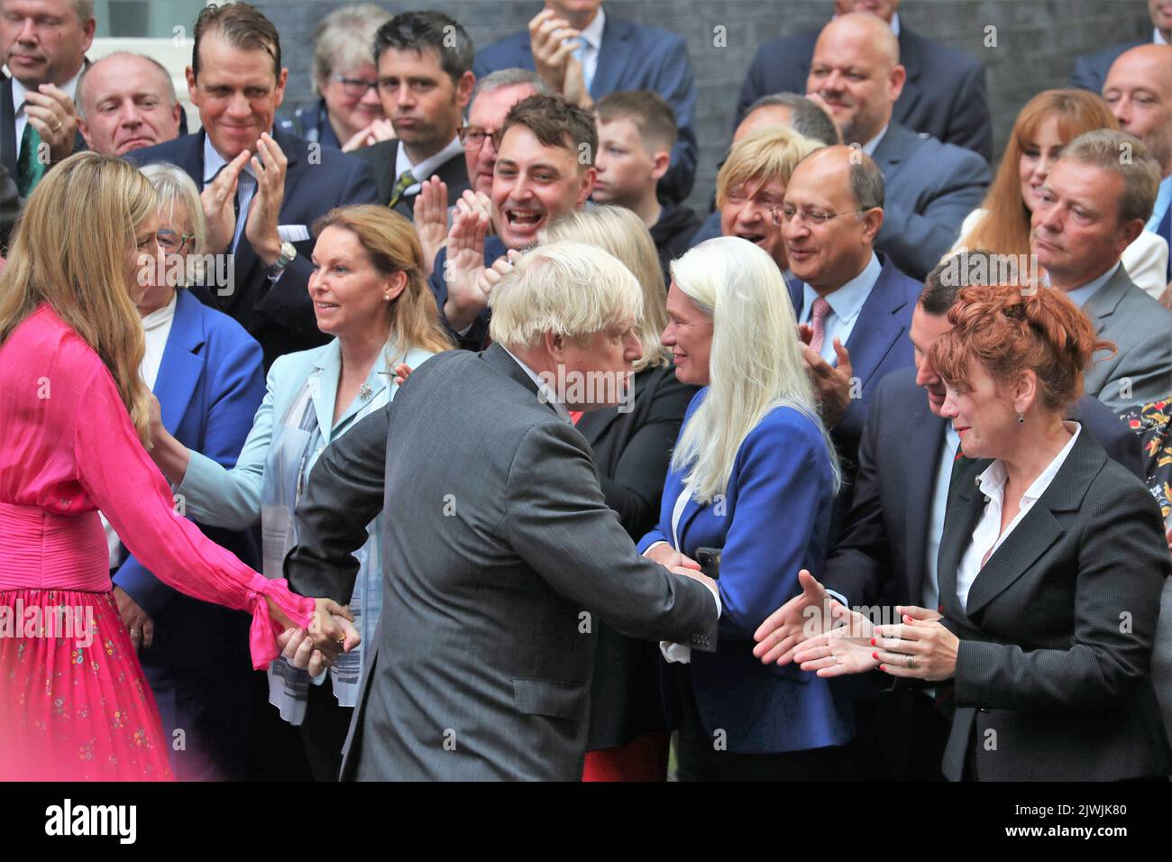 Londra, Regno Unito. 6th Set, 2022. Il primo ministro uscente Boris Johnson si rivolge alla nazione davanti al n. 10 nel suo ultimo discorso a Downing Street prima di volare a Balmoral per consegnare formalmente le sue dimissioni alla Regina. Credit: Uwe Deffner/Alamy Live News Foto Stock