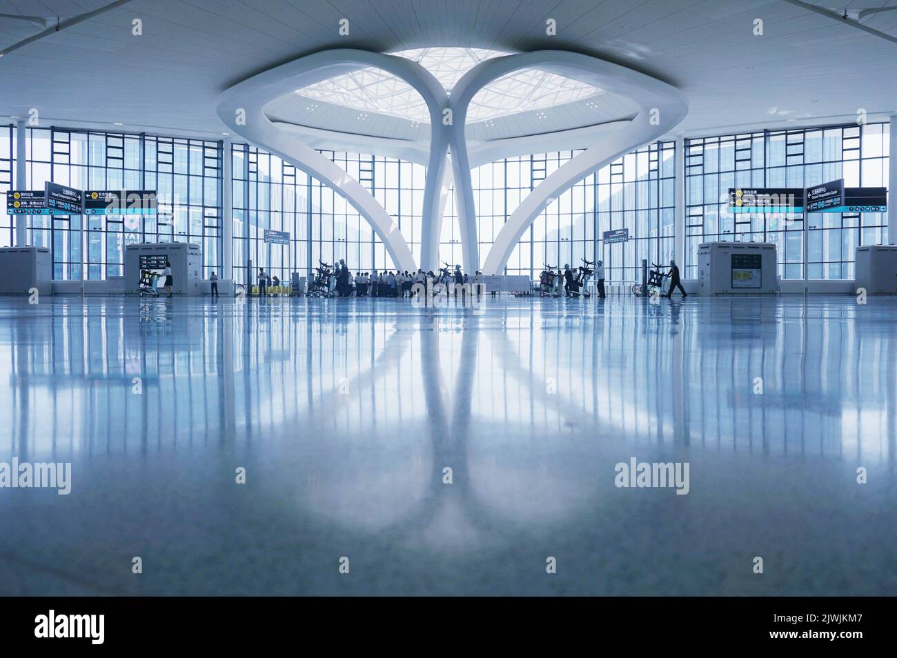 Hangzhou, Cina. 6th Set, 2022. Il 6 settembre 2022, la sala partenze del Terminal T4 dell'Aeroporto Internazionale Hangzhou Xiaoshan, che sarà messa in funzione. La terza fase dell'Aeroporto Internazionale Hangzhou Xiaoshan (Terminal T4) inizierà la prova dei voli nazionali nel prossimo futuro. Tra questi, China Southern Airlines sarà la prima compagnia aerea a trasferirsi al terminal T4, e i voli nazionali della compagnia saranno trasferiti al nuovo terminal uno dopo l'altro. Il terminal T4 dell'aeroporto internazionale Xiaoshan è un progetto di supporto fondamentale per Hangzhou Asi Foto Stock