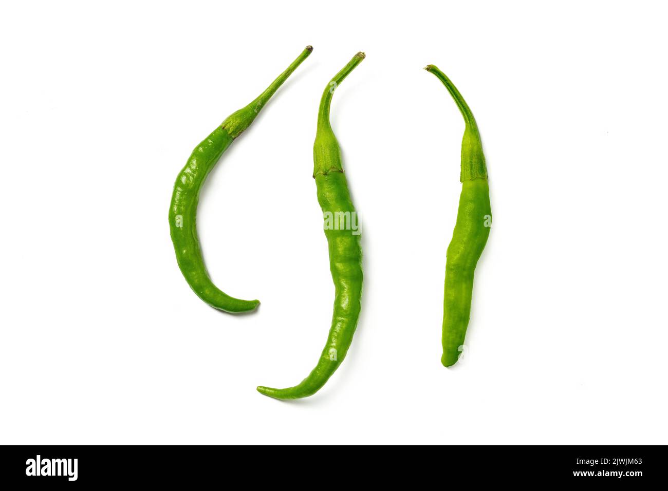 Peperoncino verde fresco biologico isolato su fondo bianco Foto Stock