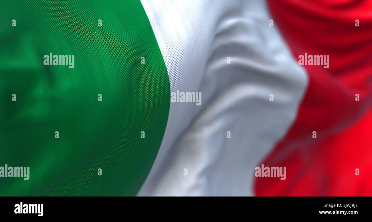 Vista ravvicinata della bandiera nazionale italiana che sventola nel vento. L'Italia è un paese situato al centro del Mediterraneo, nell'Europa meridionale. Foto Stock