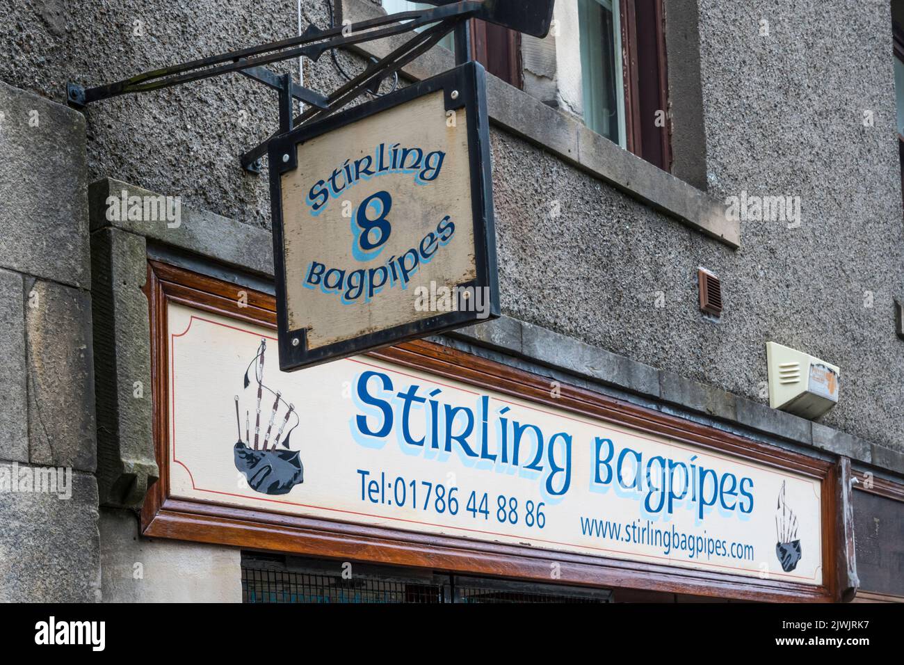 I locali di Stirling bagpipe in Broad Street nel centro storico di Stirling, Scozia. Foto Stock