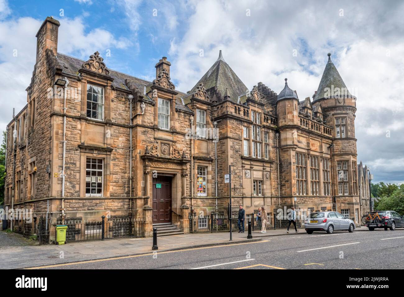 La Stirling Central Library è stata finanziata da Andrew Carnegie nel 1902. Foto Stock