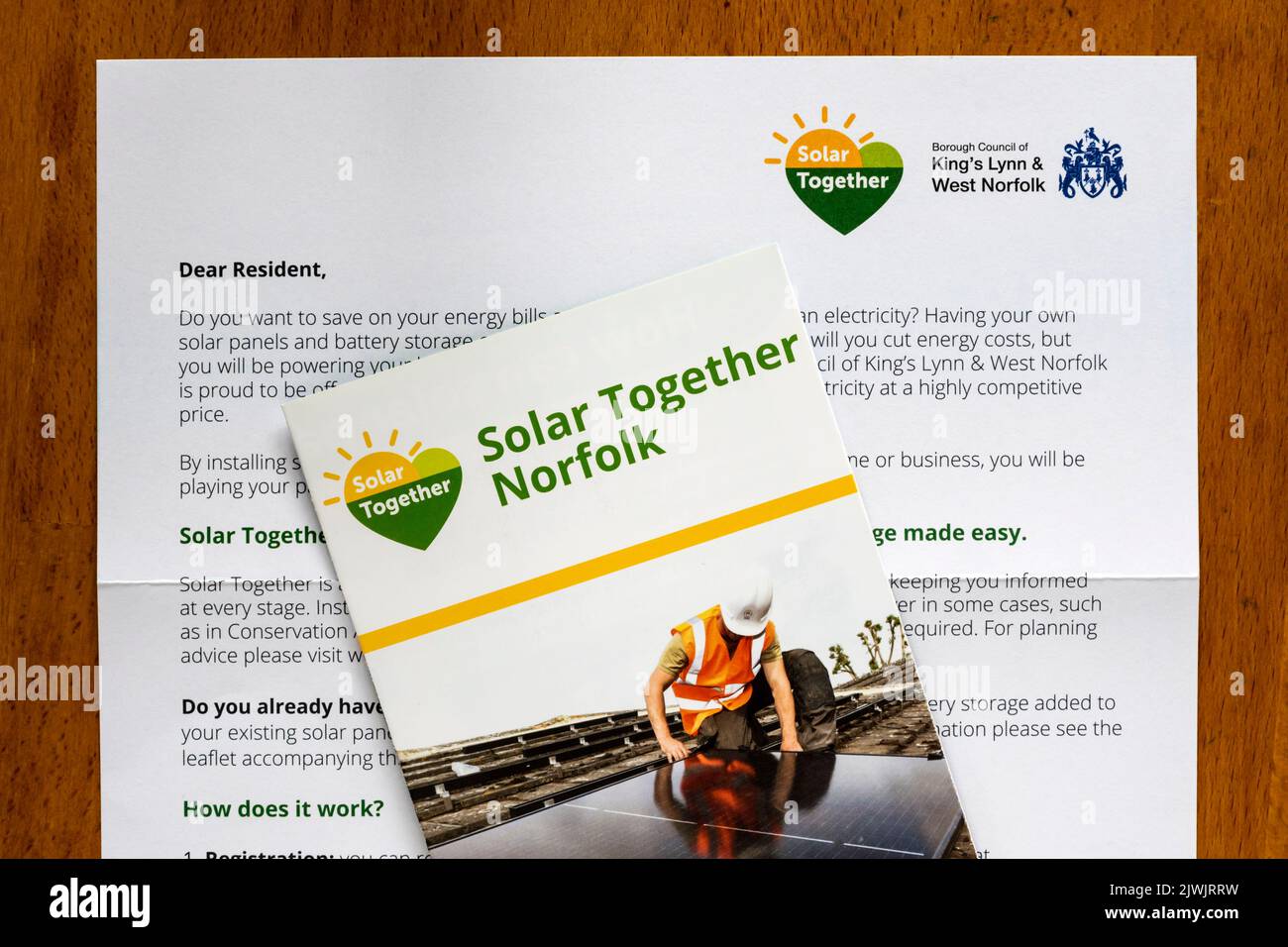 Una lettera e un opuscolo ai residenti che promuovono Solar Together Norfolk, un'iniziativa per installare celle fotovoltaiche sulle case. Foto Stock