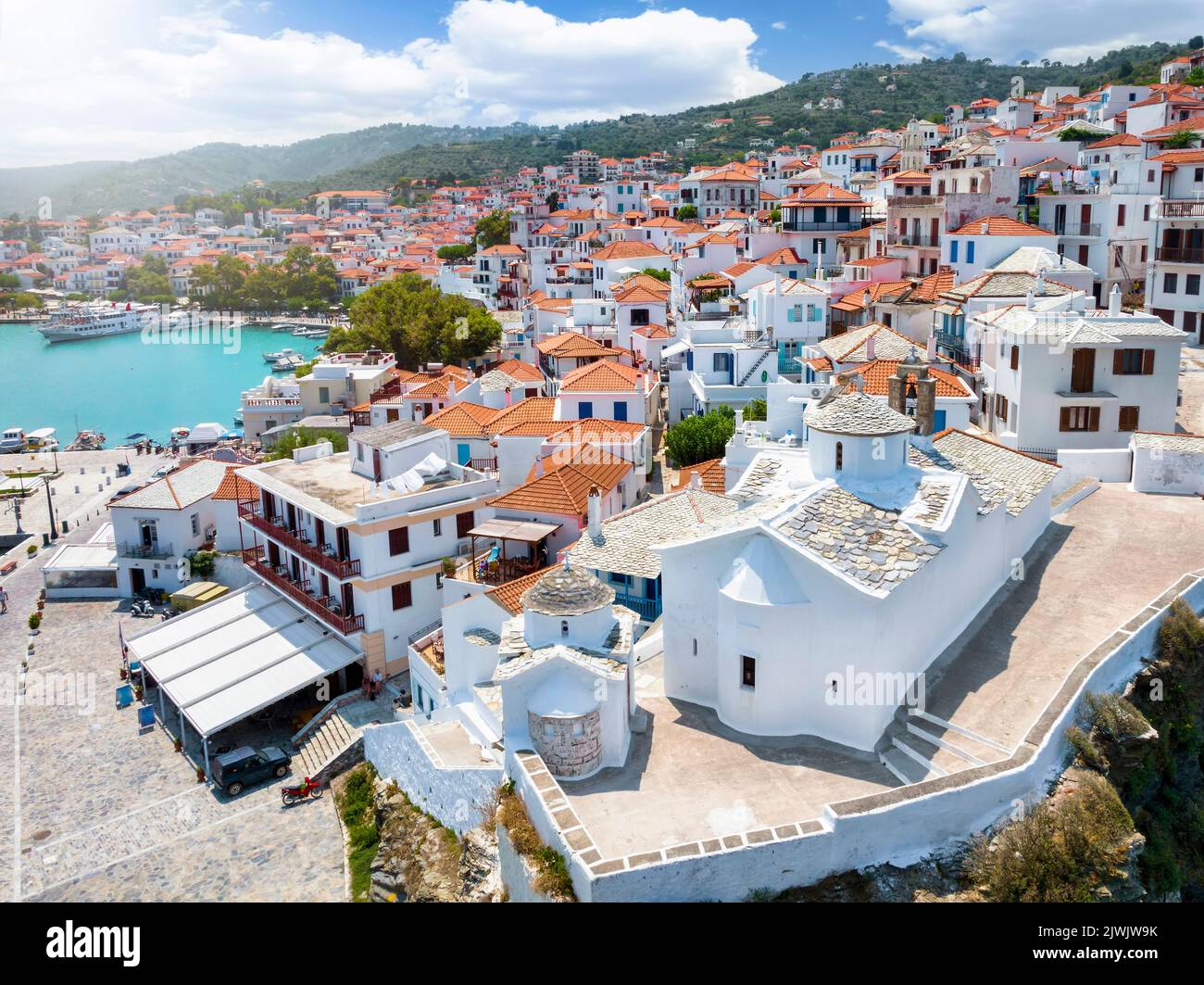 Isola di Skopelos con la Chiesa della Vergine Maria di fronte Foto Stock