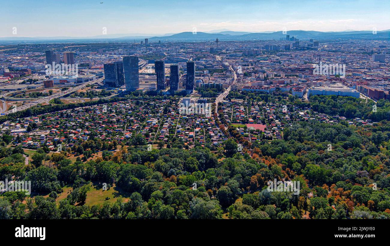 Centro di Vienna e vista aerea dello skyline urbano in Austria. Volare sopra verde natura ft. Quartiere residenziale suburbano. Foto Stock