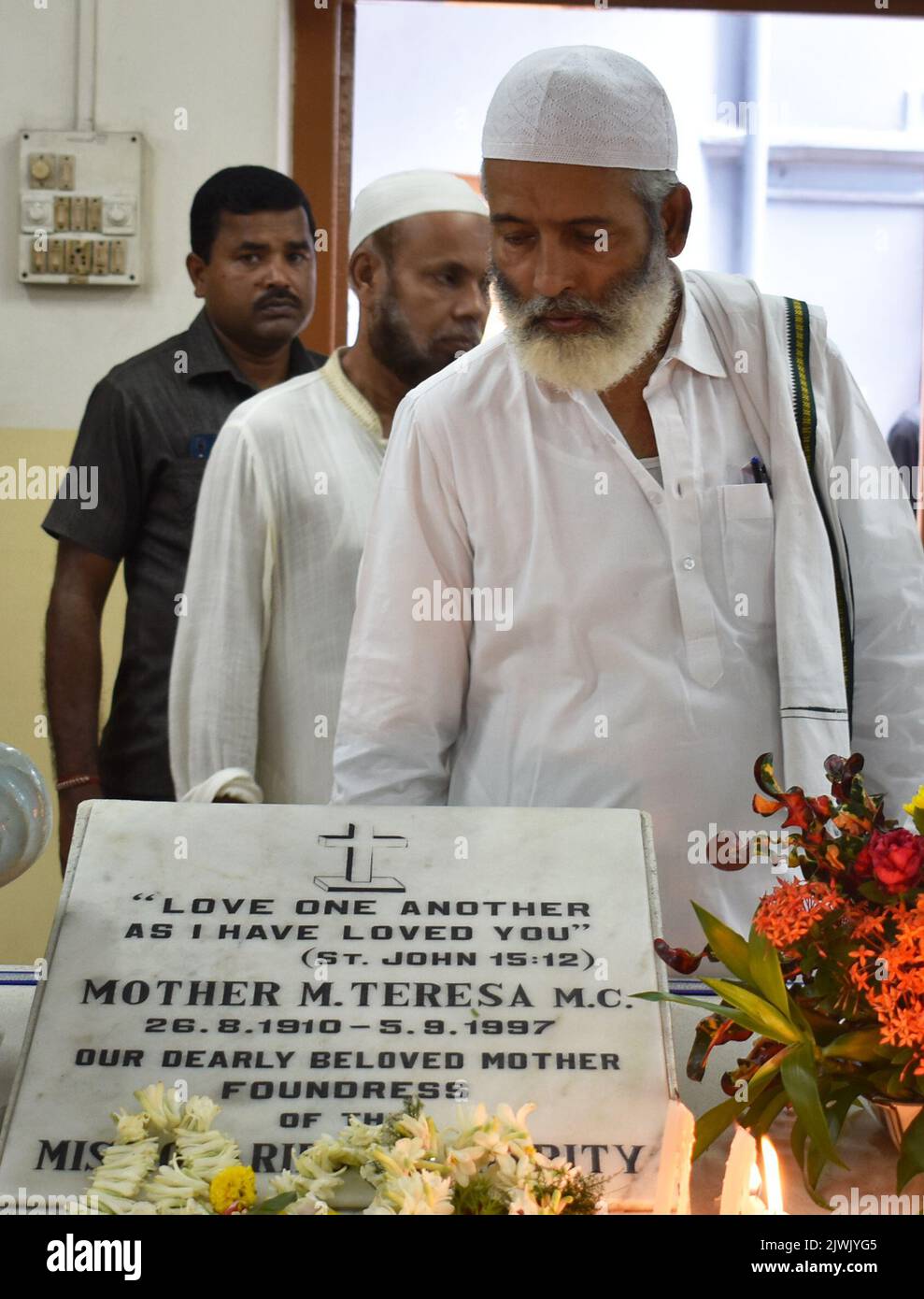Kolkata, Bengala Occidentale, India. 19th Jan, 2019. Venticinque anni dalla morte di Madre Teresa, un gran numero di devoti ha assalito la Casa Madre fin dalla mattina. Indipendentemente dalla religione, tutti ricordano la Madre e offrivano fiori alla sua tomba. (Credit Image: © Sayantan Chakraorty/Pacific Press via ZUMA Press Wire) Foto Stock