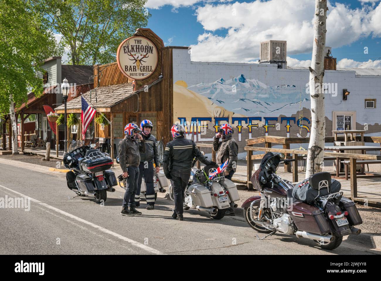 Motociclisti britannici sulla strada principale di Meeteetse, Wyoming, USA Foto Stock
