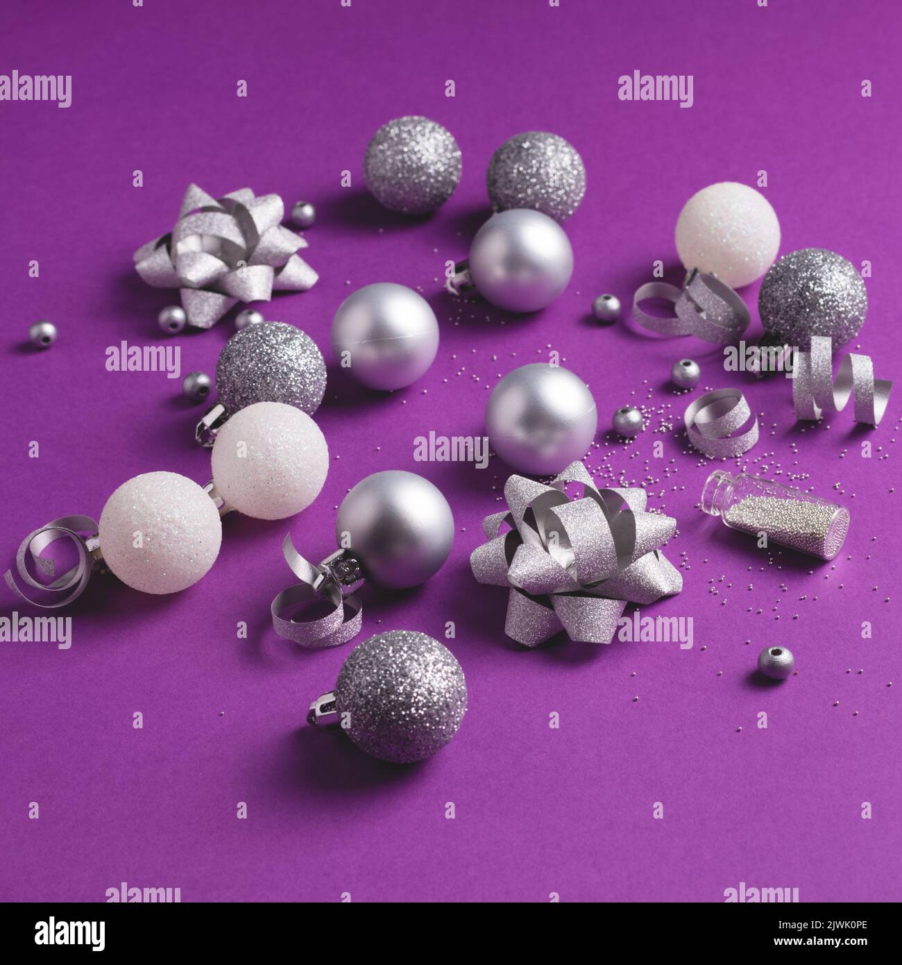 Cartolina di Natale e Capodanno con decorazioni natalizie bianche e argentate. Foto Stock
