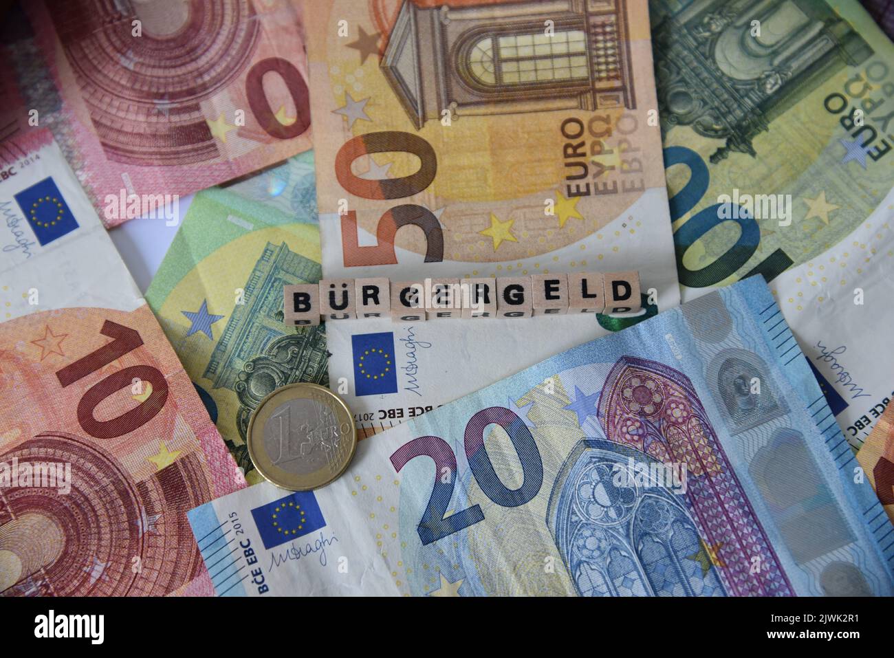 banconote in euro e la parola bürgergeld Foto Stock