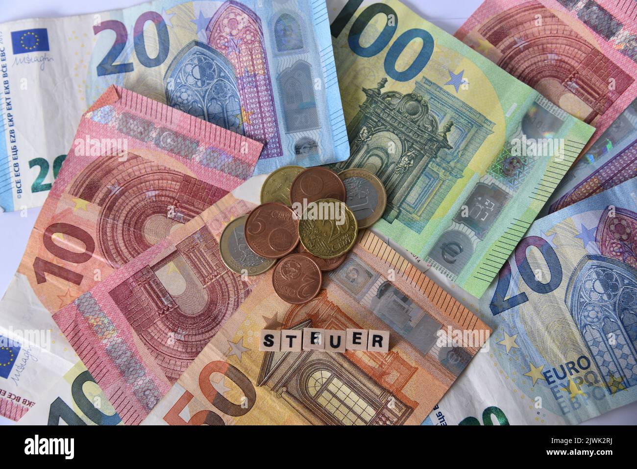 banconote in euro e la parola steuer tax Foto Stock