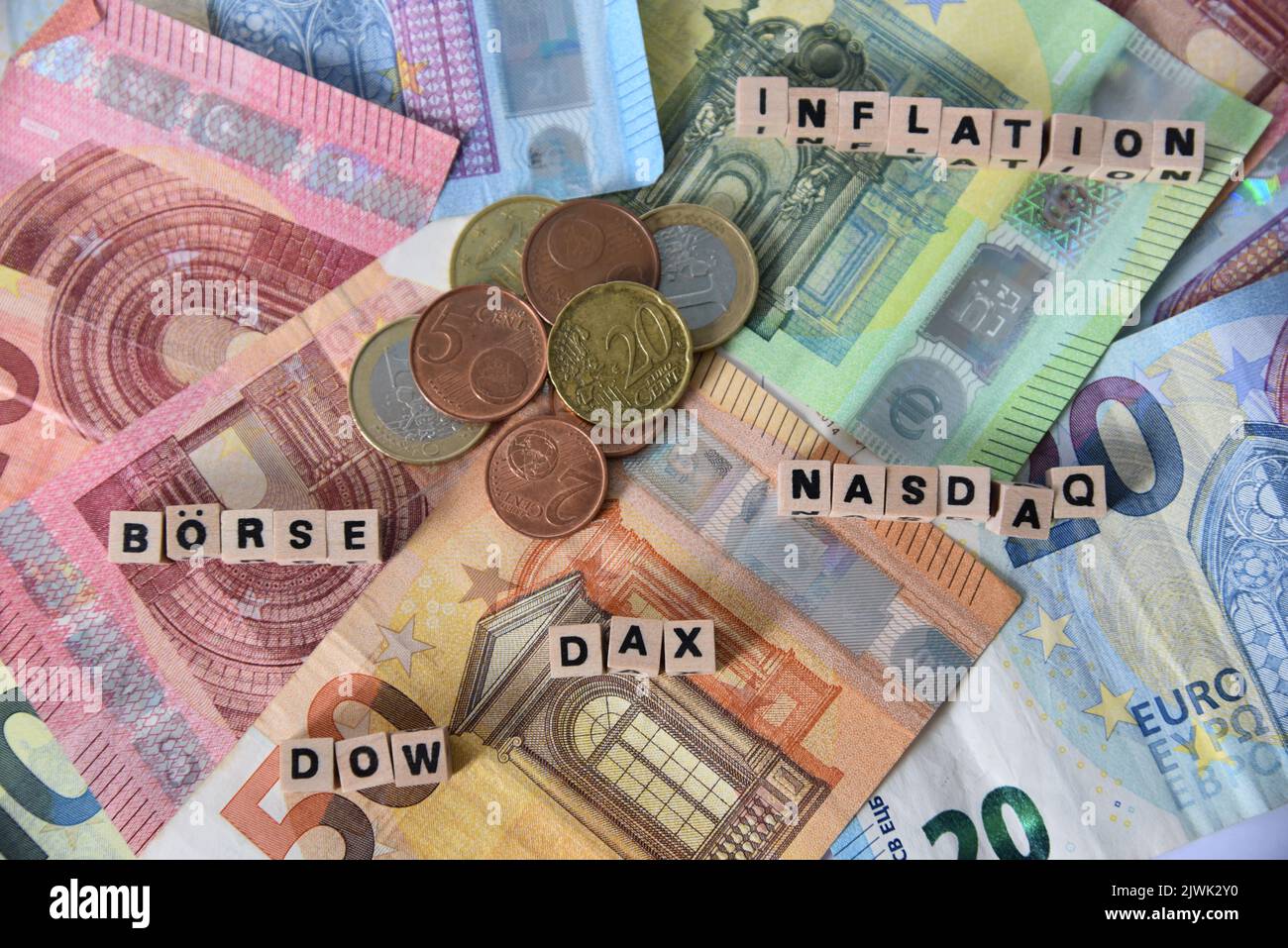 euro banconote e le parole di diverse borse come nasdaq, dow jones e dax Foto Stock