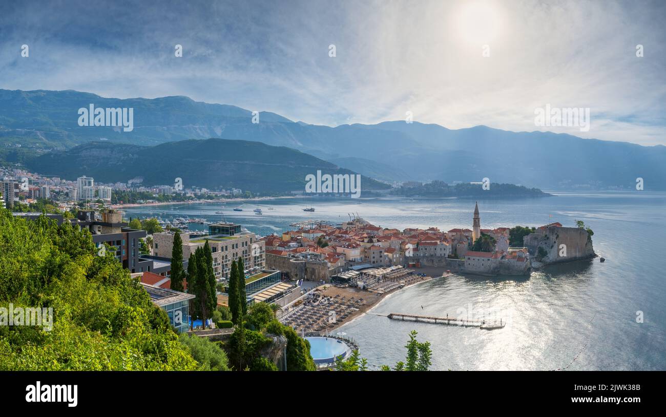 Budva old town mattina estate panorama, Montenegro. Le persone non sono riconoscibili. Foto Stock