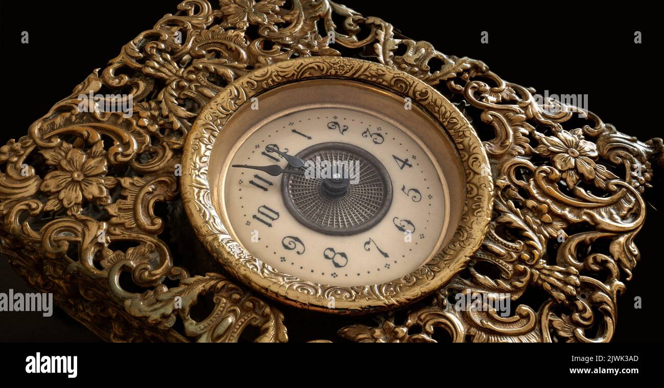 Vista orizzontale ravvicinata dell'antico orologio puntando il conto alla rovescia fino alla vigilia di mezzanotte. Utile per banner. Foto Stock