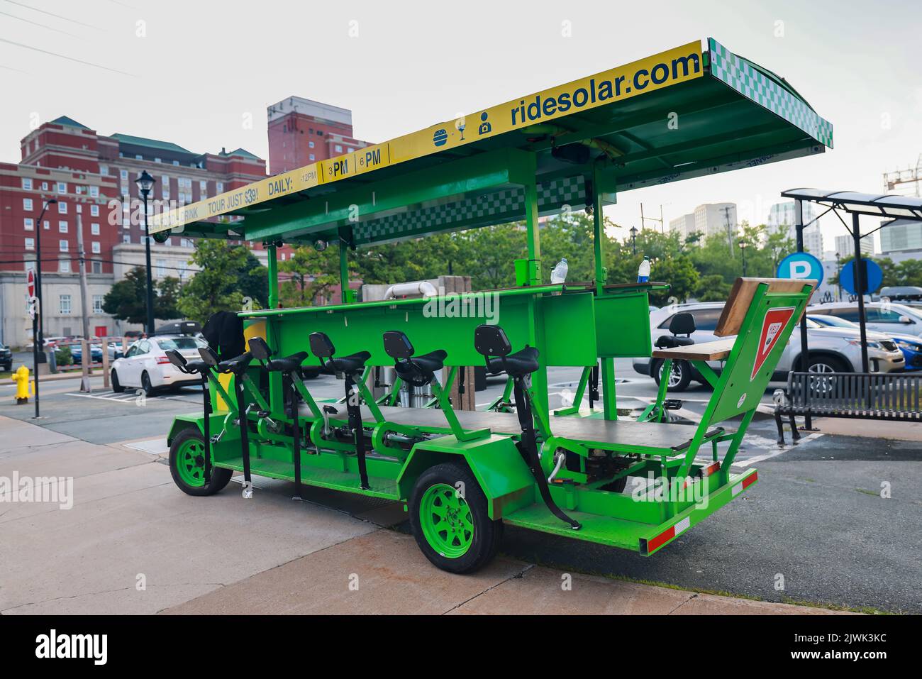 Halifax Food and drink Solar Pedal Bus Ride, che offre tour sostenibili e di transito. Giro dei pub a energia solare. HALIFAX, NOVA SCOZIA, CANADA Foto Stock