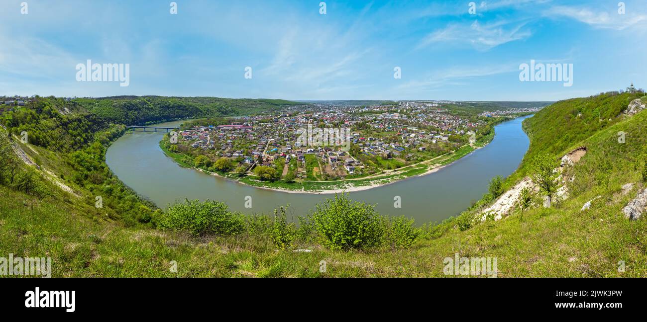Splendida vista primaverile sul canyon del fiume Dnister. Vista sulla città di Zalishchyky, regione Ternopil, Ucraina. Foto Stock