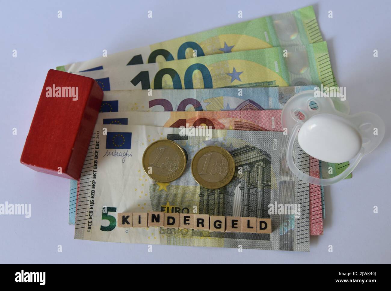 banconote in euro e la parola kindergeld Foto Stock
