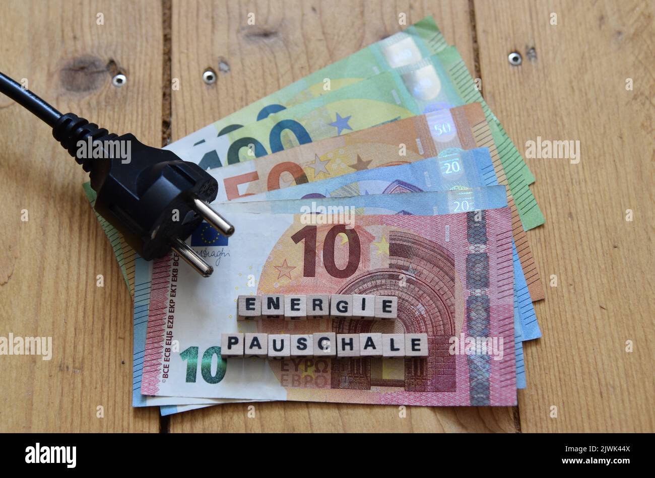 euro banconote e la parola energiepauschale Foto Stock