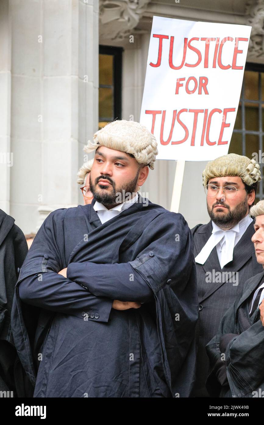 Londra, Regno Unito. 06th ago, 2022. Barristers fuori dalla Corte Suprema a Westminster questa mattina. I criminali barrister in Inghilterra e Galles hanno iniziato ieri uno sciopero indefinito e ininterrotto sui tassi di assistenza legale e sul calo dei guadagni reali. Credit: Imageplotter/Alamy Live News Foto Stock