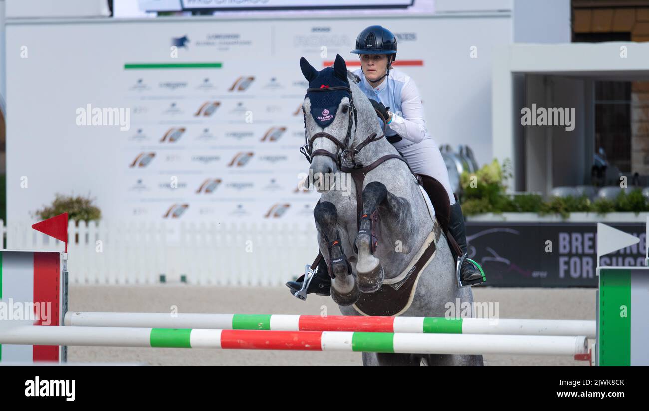 Donna che cavalca e salta durante la competizione equestre, Italia, 2-4 settembre 2022, Campionato di salto equestre Foto Stock