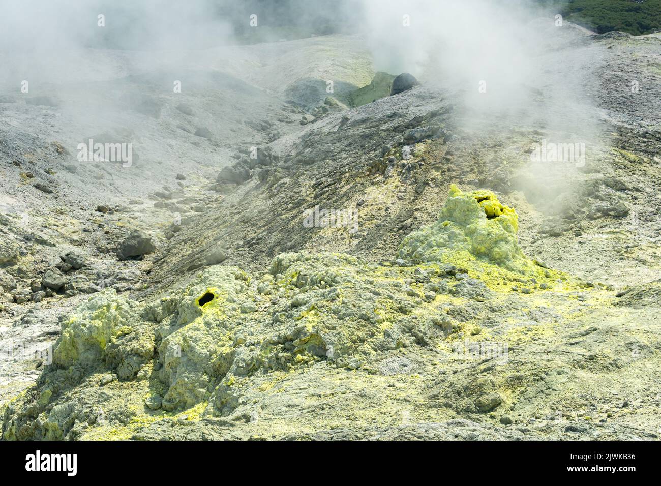 paesaggio vulcanico con bocche fumanti di fumarole di zolfo Foto Stock